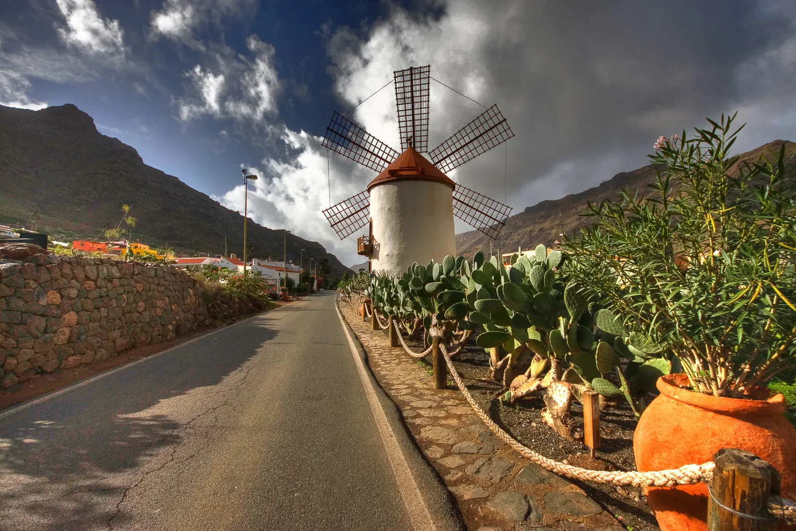 Casas encaladas y flores en el municipio de Mogán