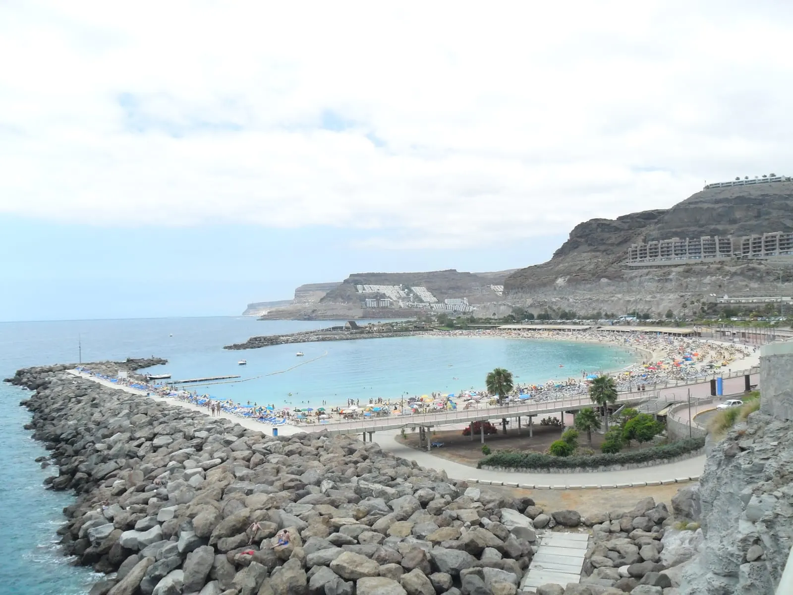 Vista general de la Playa de Amadores en Mogán