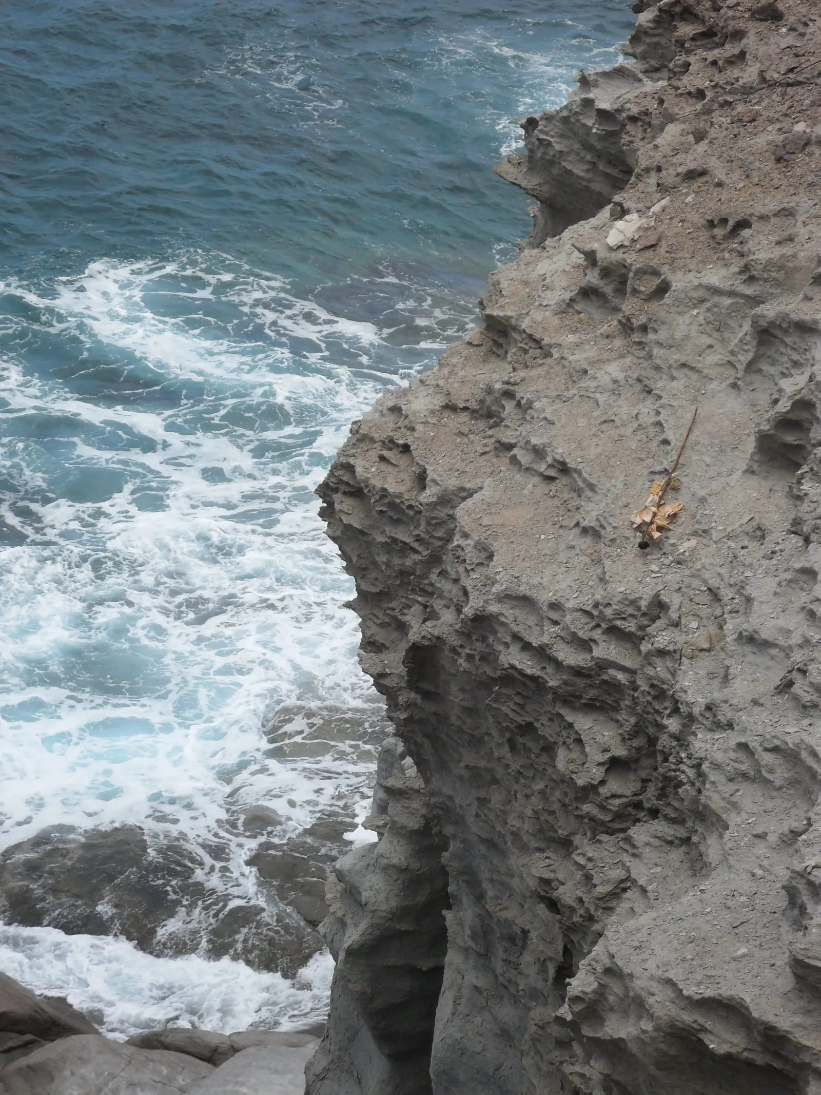 Los acantilados junto a la Playa de Amadores