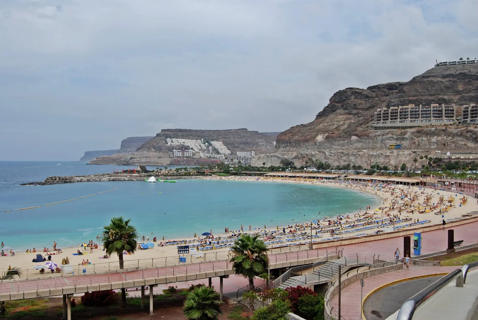La arena dorada de la Playa de Amadores