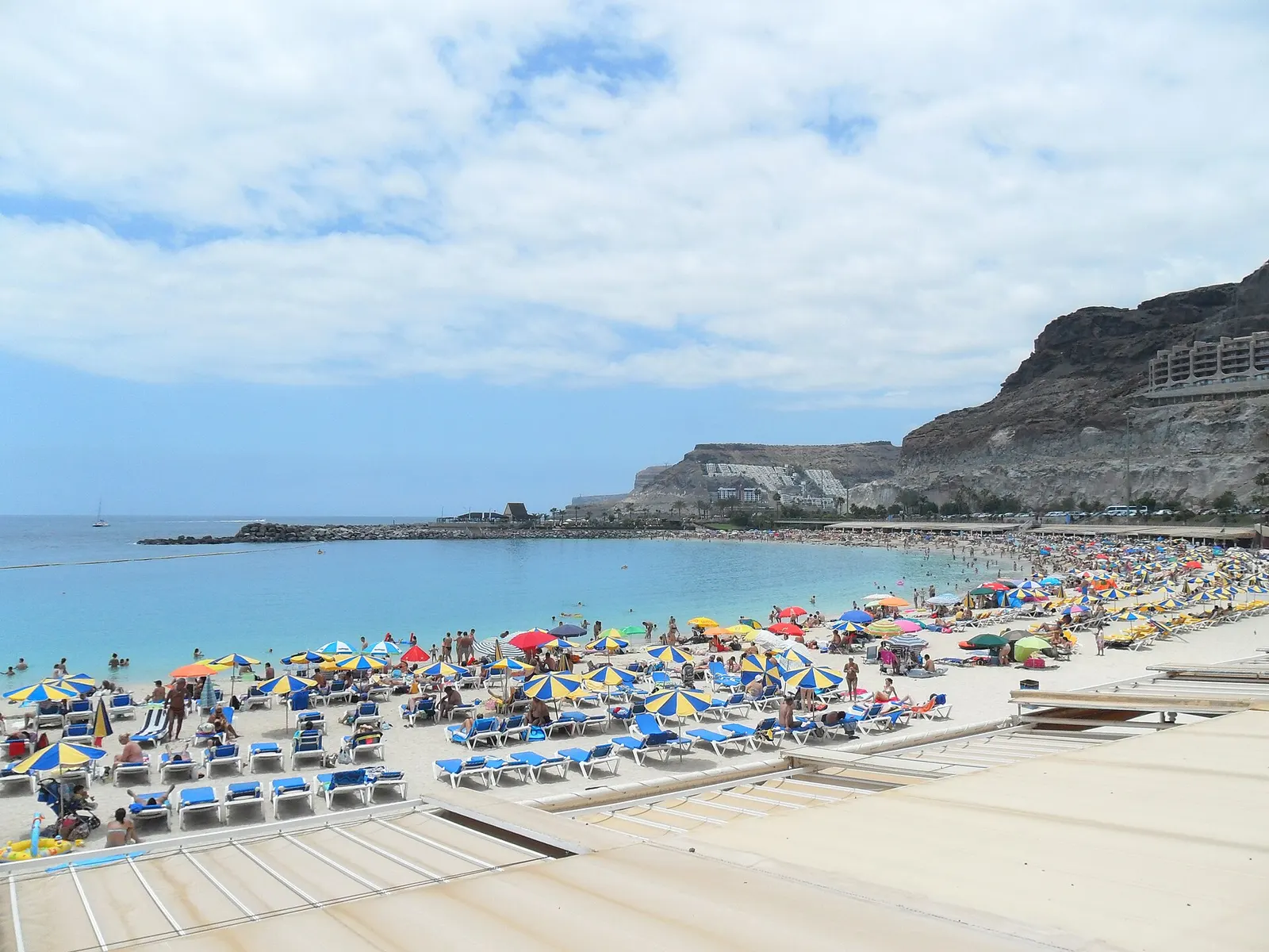 La arena clara de la playa de Amadores