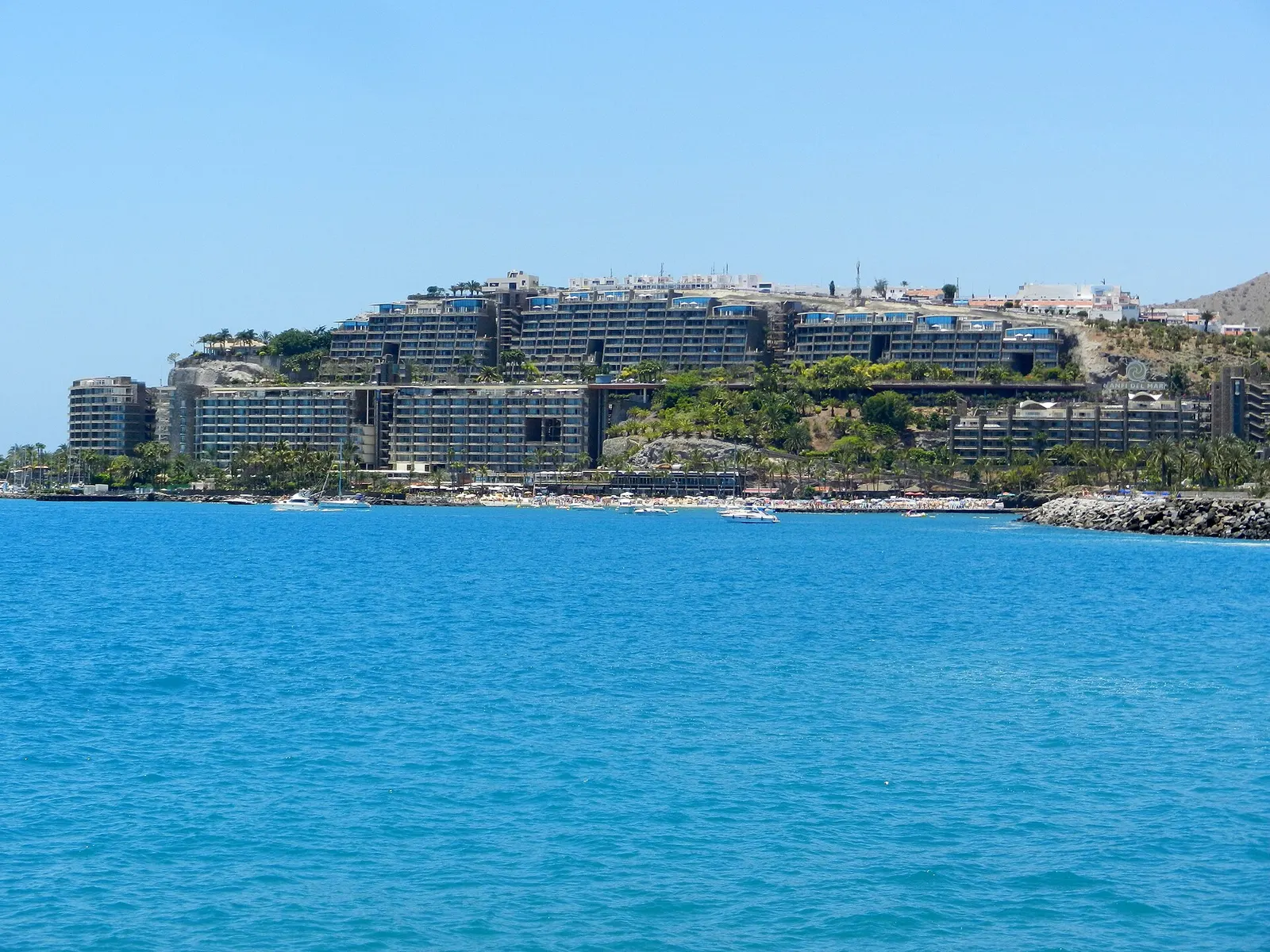El complejo de Anfi del Mar visto desde el mar