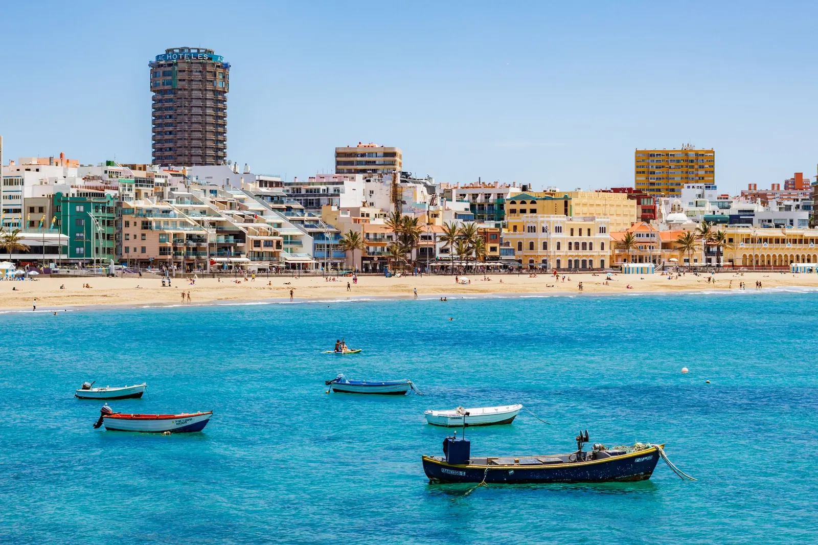 La playa de Las Canteras con sus barcas y la ciudad detrás