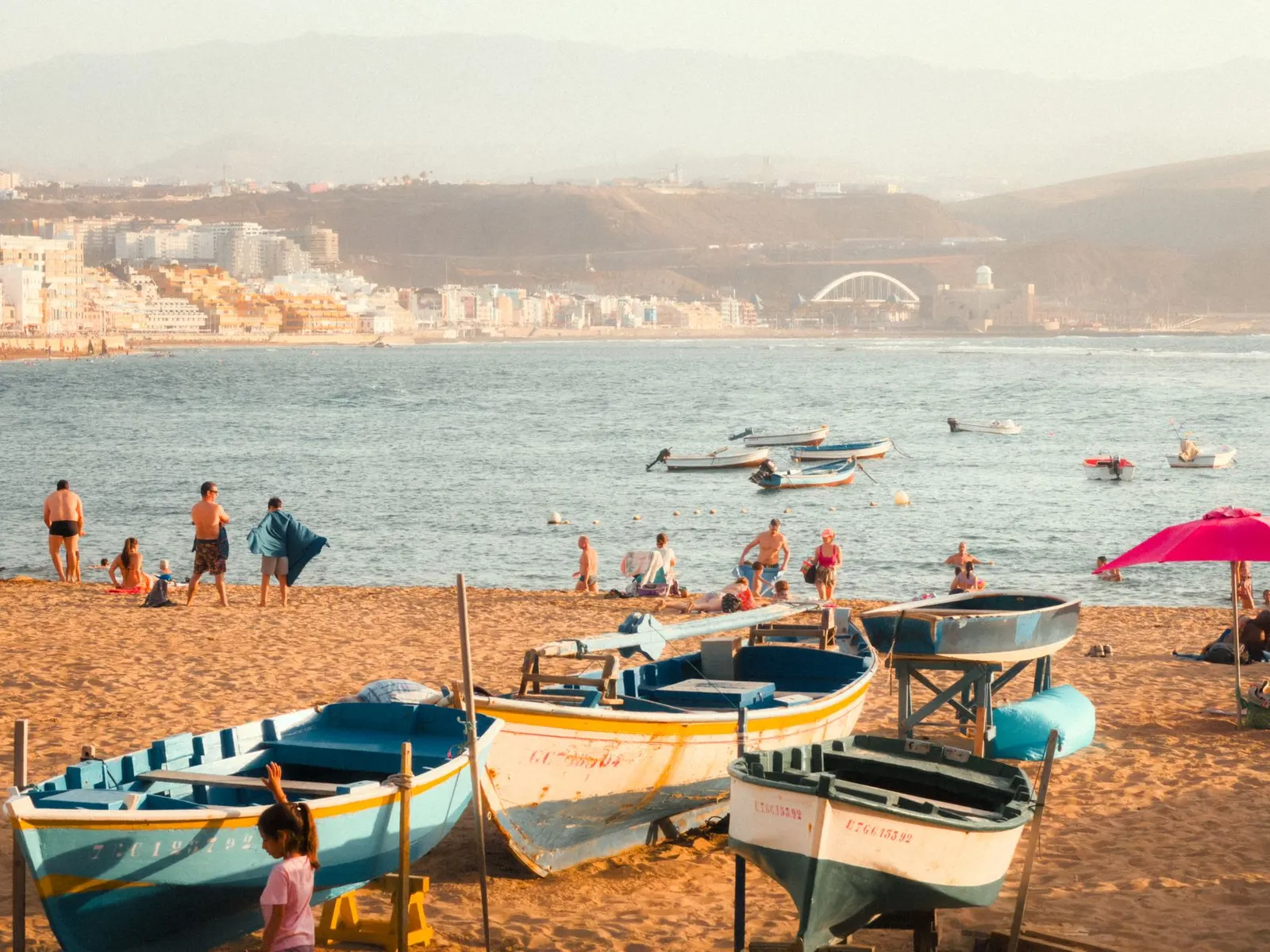 Barcas varadas en la arena de Las Canteras
