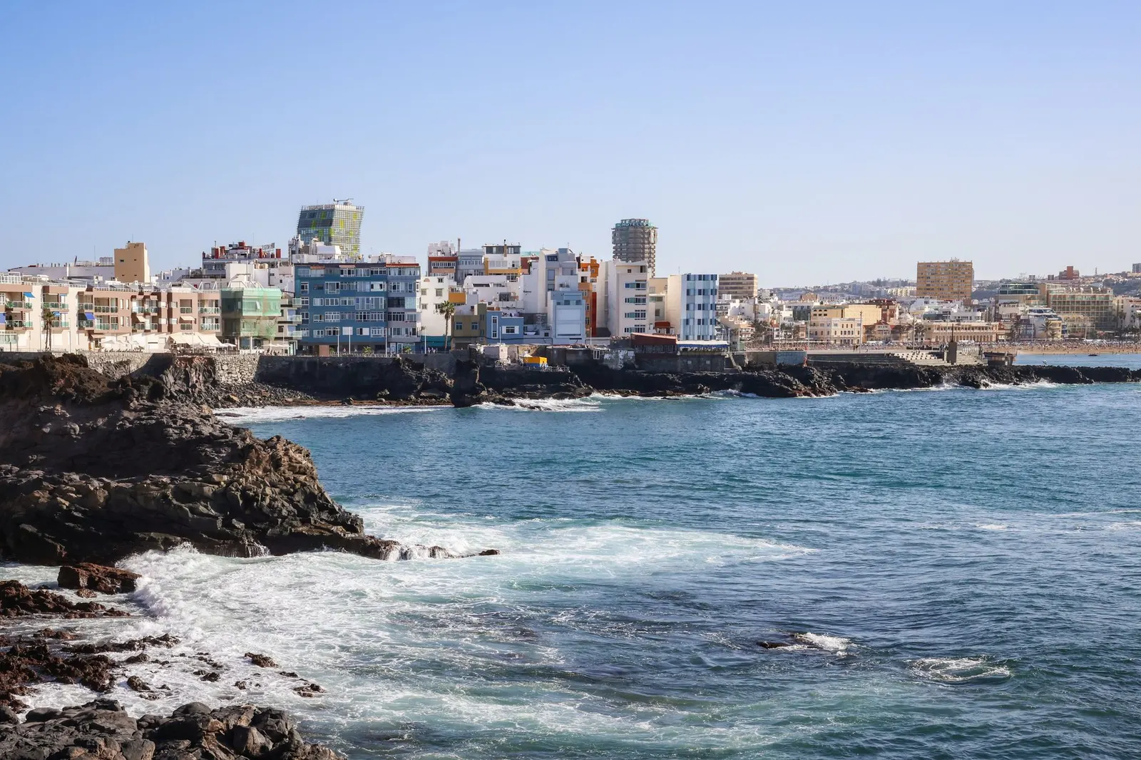 Costa rocosa junto a la ciudad de Las Palmas