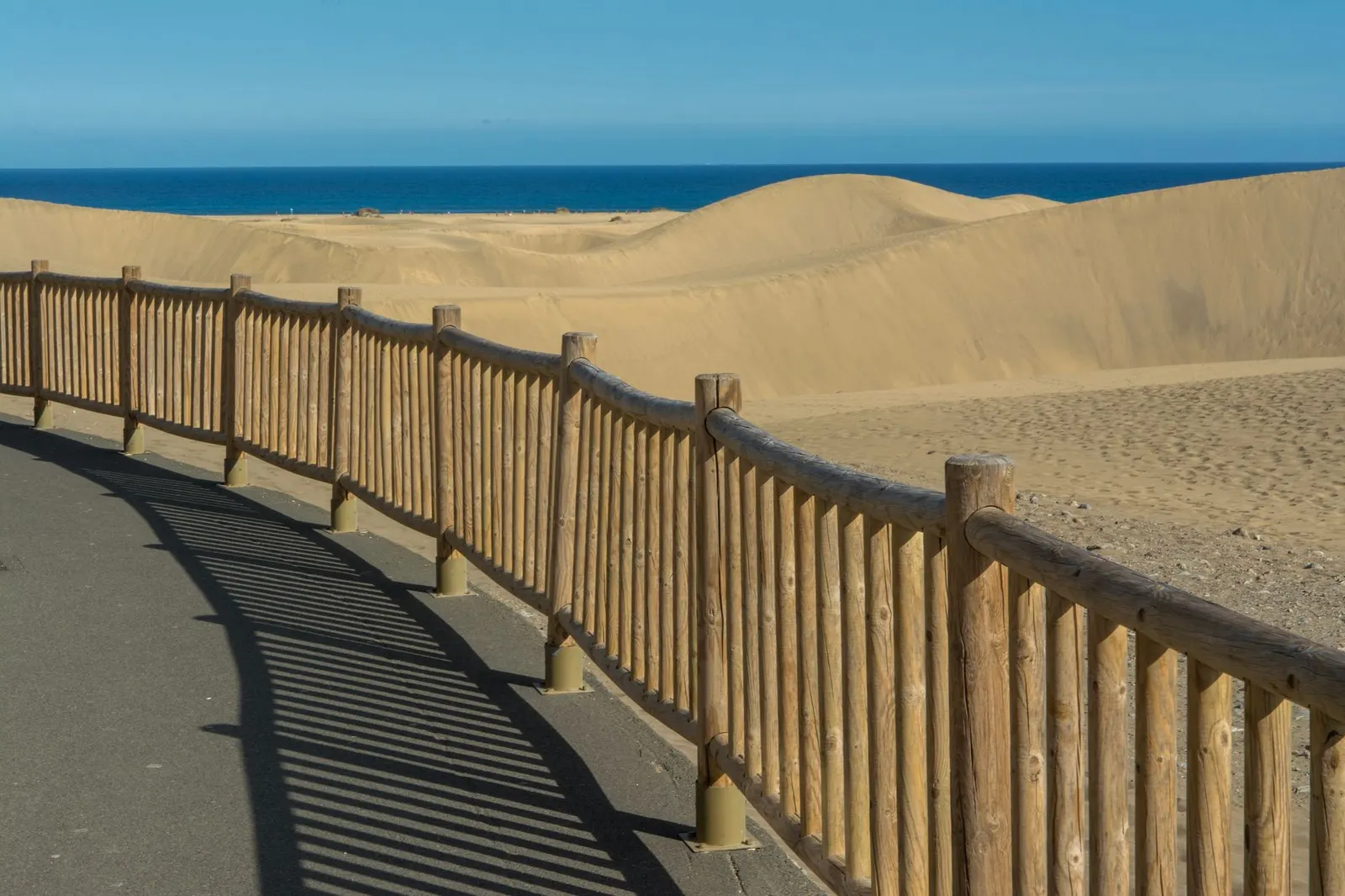 Pasarela de madera hacia las dunas de Maspalomas