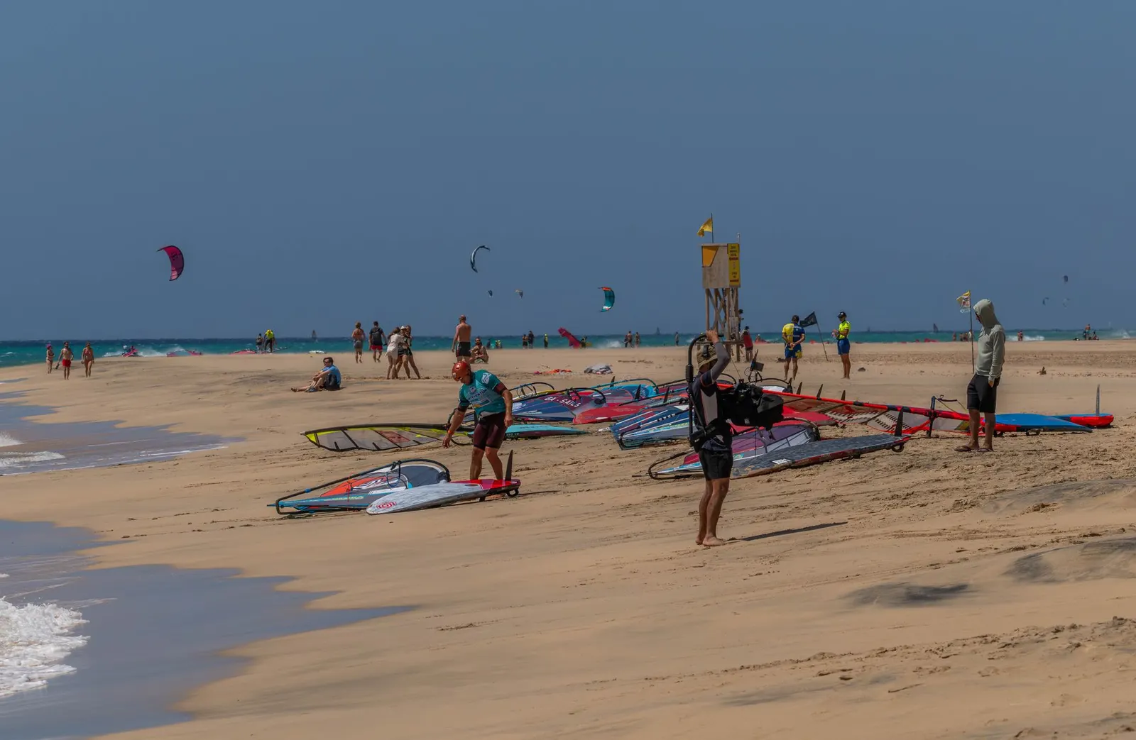 Tablas de windsurf sobre la arena de una playa canaria