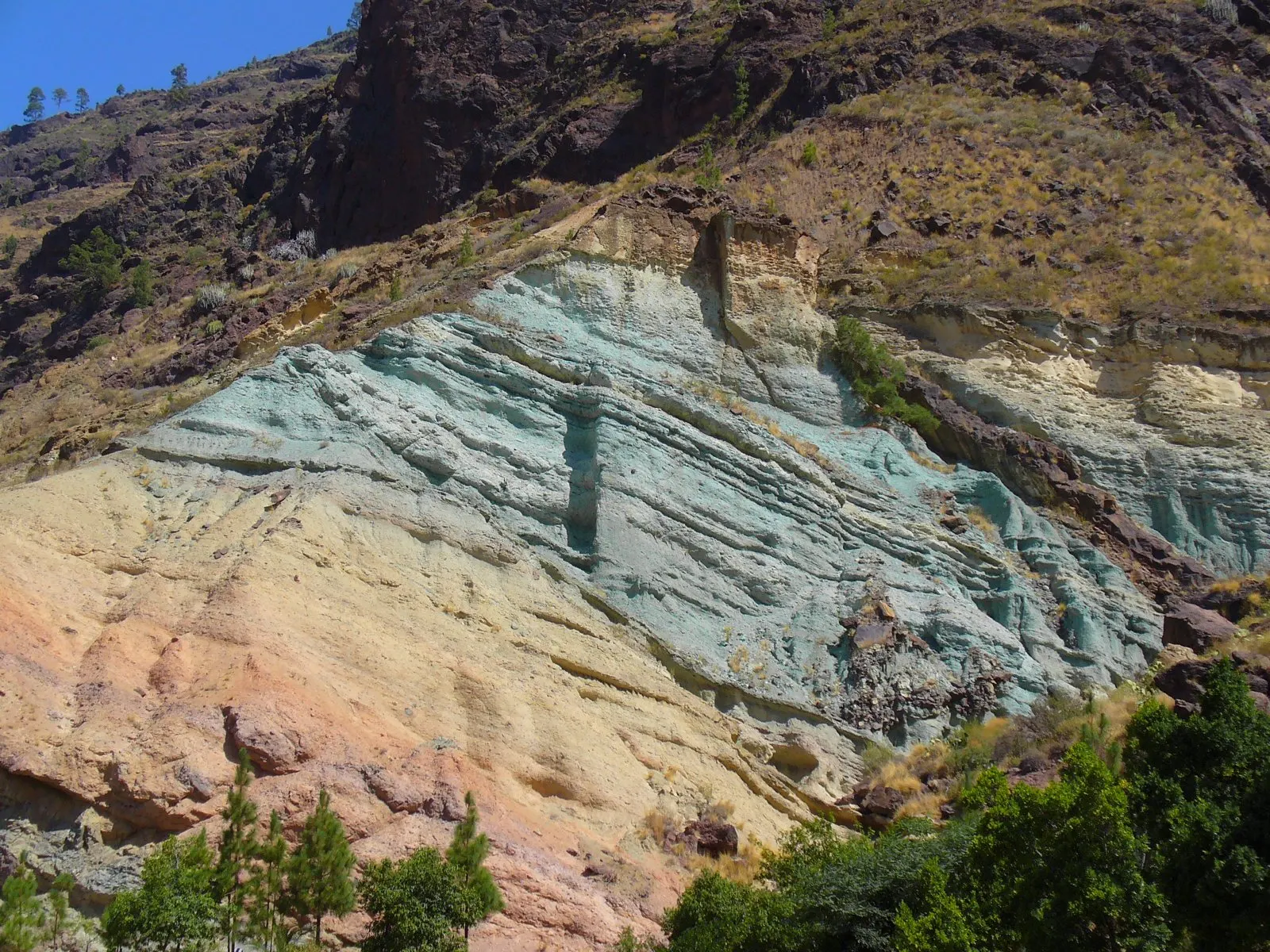 Grüner Tuff der Fuente de los Azulejos an der Straße von Mogán nach La Aldea