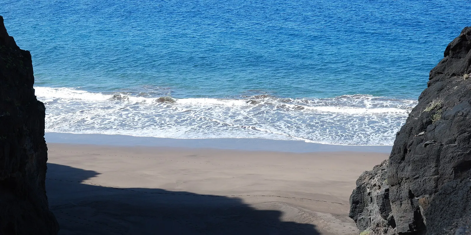 La playa de Güigüí entre acantilados