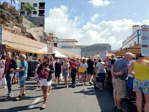 Menschenmenge zwischen den Ständen des Markts von Puerto de Mogán