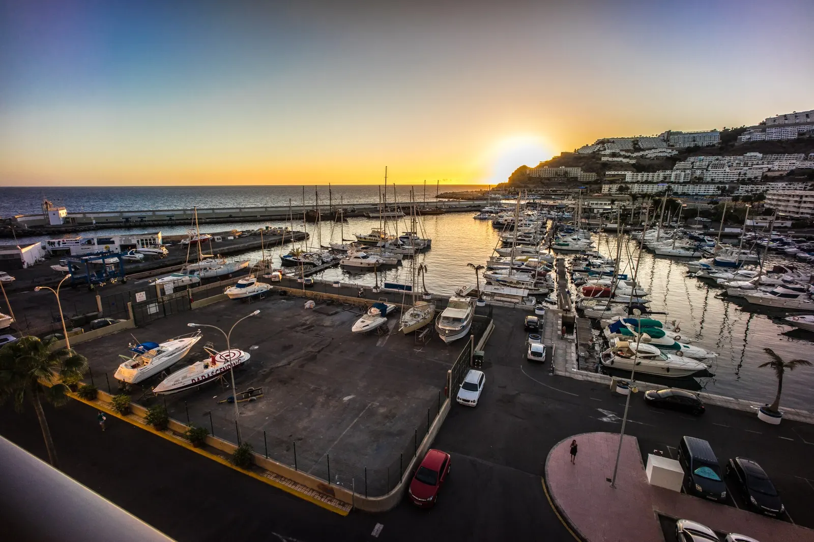 El puerto deportivo de Puerto Rico al atardecer