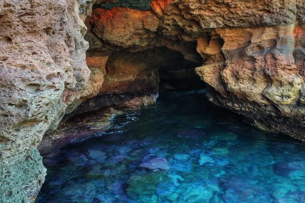 El bufadero de Tauro escupiendo agua contra las rocas