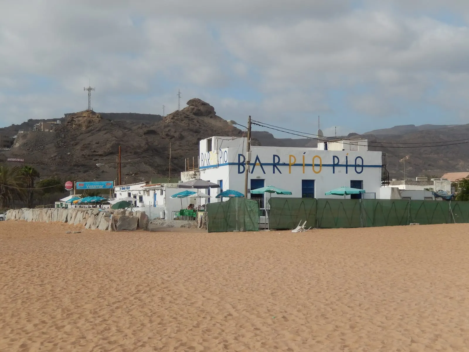 El Bar Pío Pío junto a la Playa de Tauro